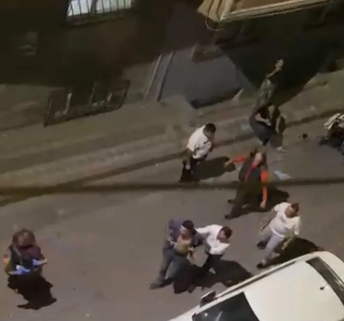 Sultangazi'de aile içi gerilim sokağa taştı: Kadına şiddet ve bebek arabalı saldırı anları kamerada