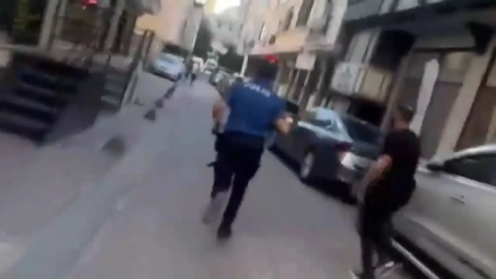 Küçükçekmece'de silahlı dehşet: Polis yaka kamerası şüphelinin kaçışını böyle bitirdi