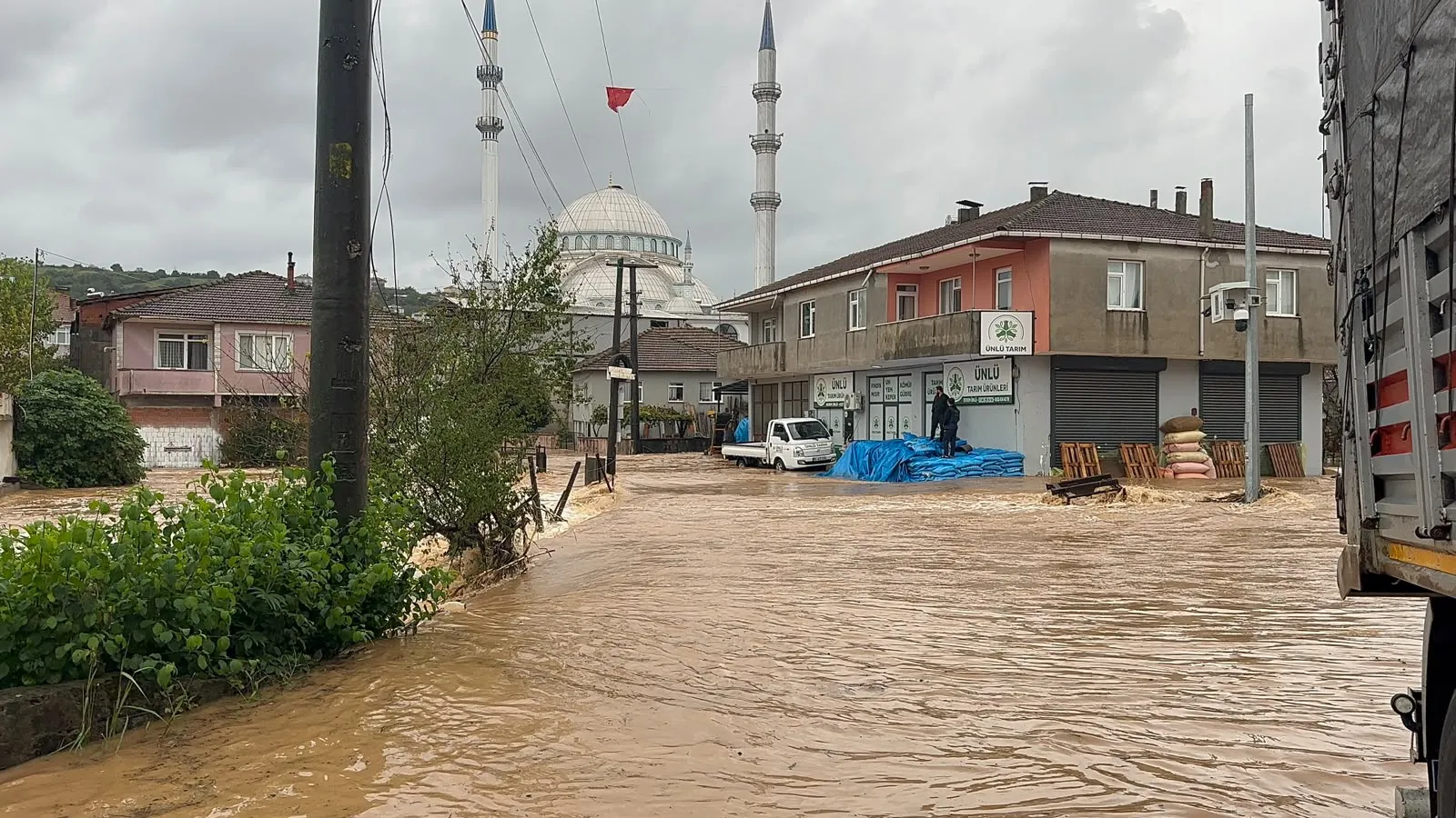 Karasu'da kabus dolu sabah: Dere yatağından çıktı, evleri su bastı