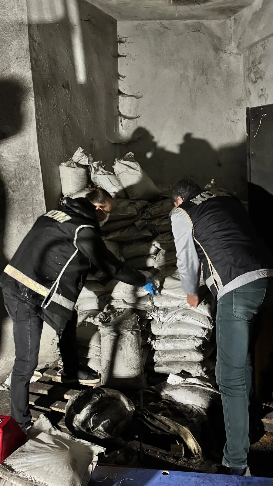 Sıradan bir evin deposundan servet çıktı: 40 milyonluk operasyon
