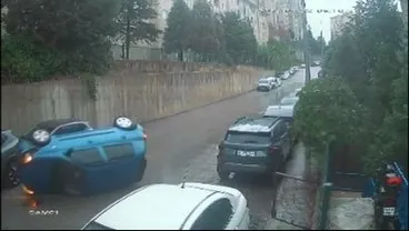 Bursa'da sabah trafiğinde dehşet anları: Kontrolden çıkan otomobil takla attı