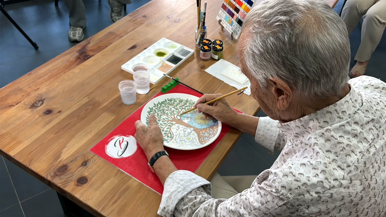86 yaşında demansa meydan okuyan sanat: Çiniyle hayata yeniden tutundu