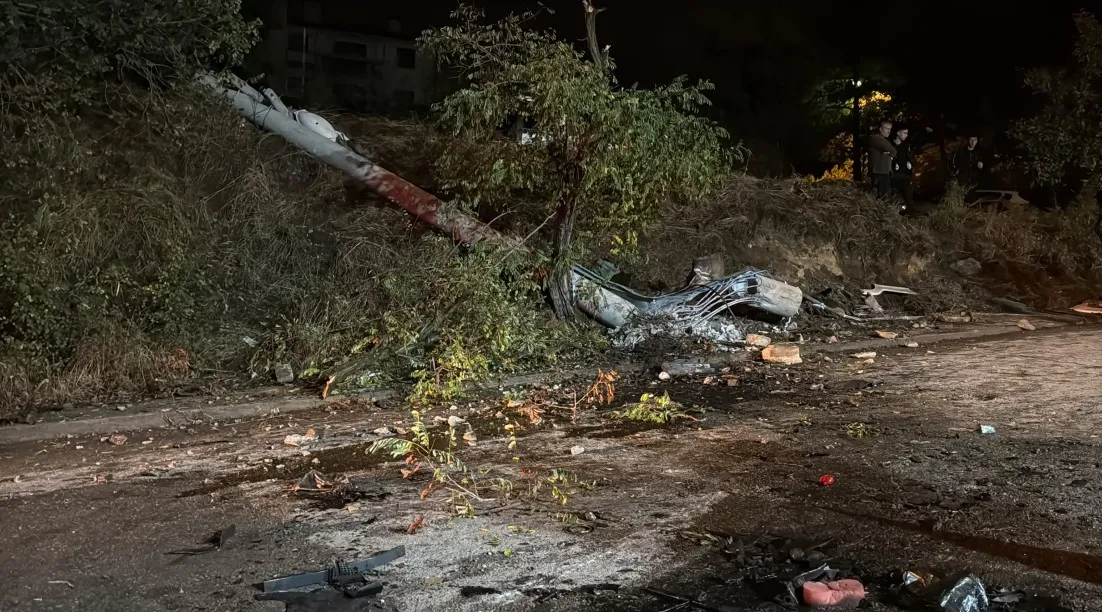 Karabük'te dehşet anları: Minibüsün çarptığı direkler ve ağaç kazanın şiddetini gözler önüne serdi