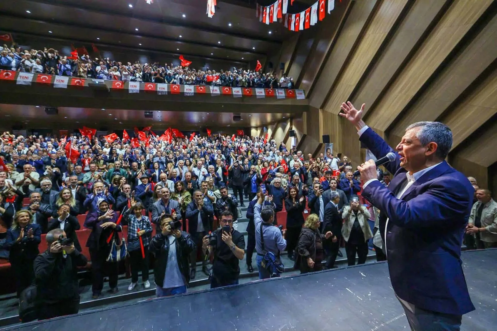Özgür Özel'den Siyasetin İşletim Sistemine Neşter: Yeni Parti'de Delege Devri Kapandı