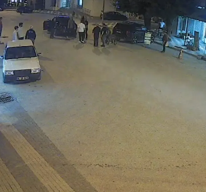 Mengen'de sokak ortasında dehşet anları: Laf atma kavgası kanlı bitti