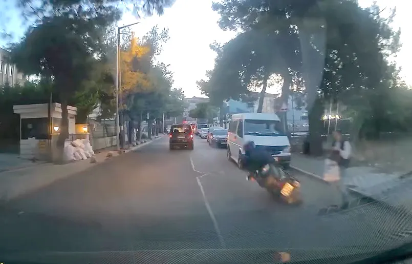 Avcılar'da saniyelerle gelen mucize: Motosikletten düşen sürücüyü ölümden direksiyon refleksi kurtardı