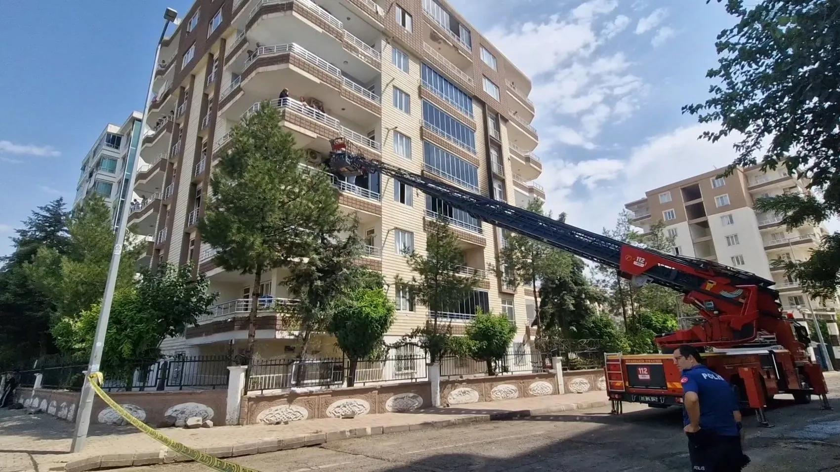 Diyarbakır'da korku dolu anlar: 9 katlı binada mahsur kalanlar merdivenle kurtarıldı
