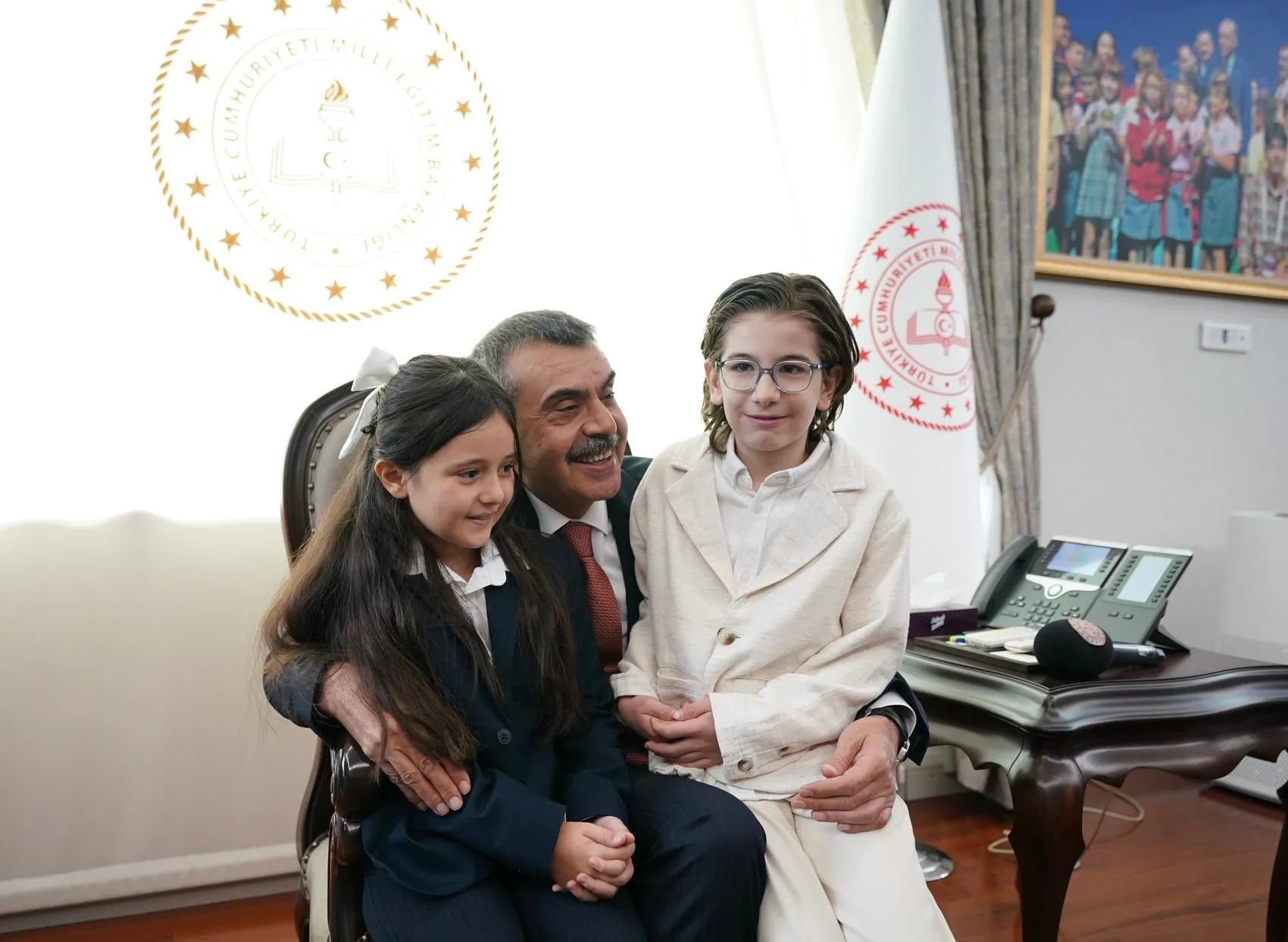 Cumhurbaşkanı ile aynı sahneyi paylaşan minik yetenekler Bakanlıkta ağırlandı