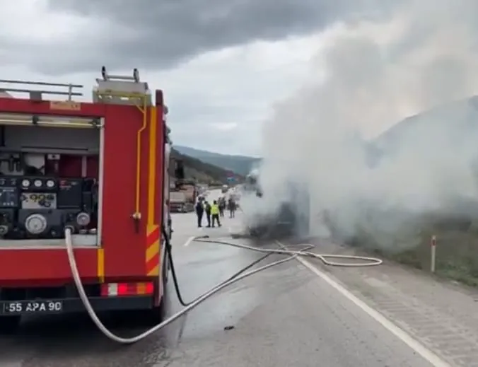 Şanlıurfa-Samsun yolunda korku dolu anlar: Otobüs alevlere teslim oldu
