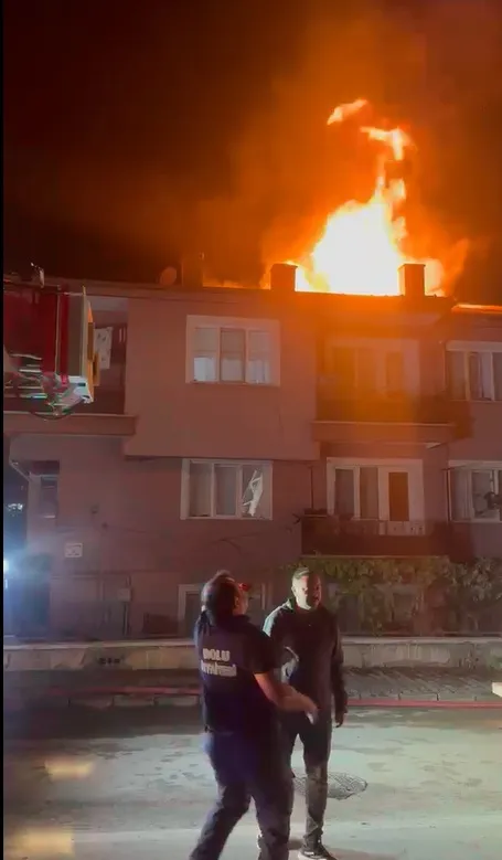 Bolu'da geceyi aydınlatan korku dolu anlar: Çatı katı küle döndü