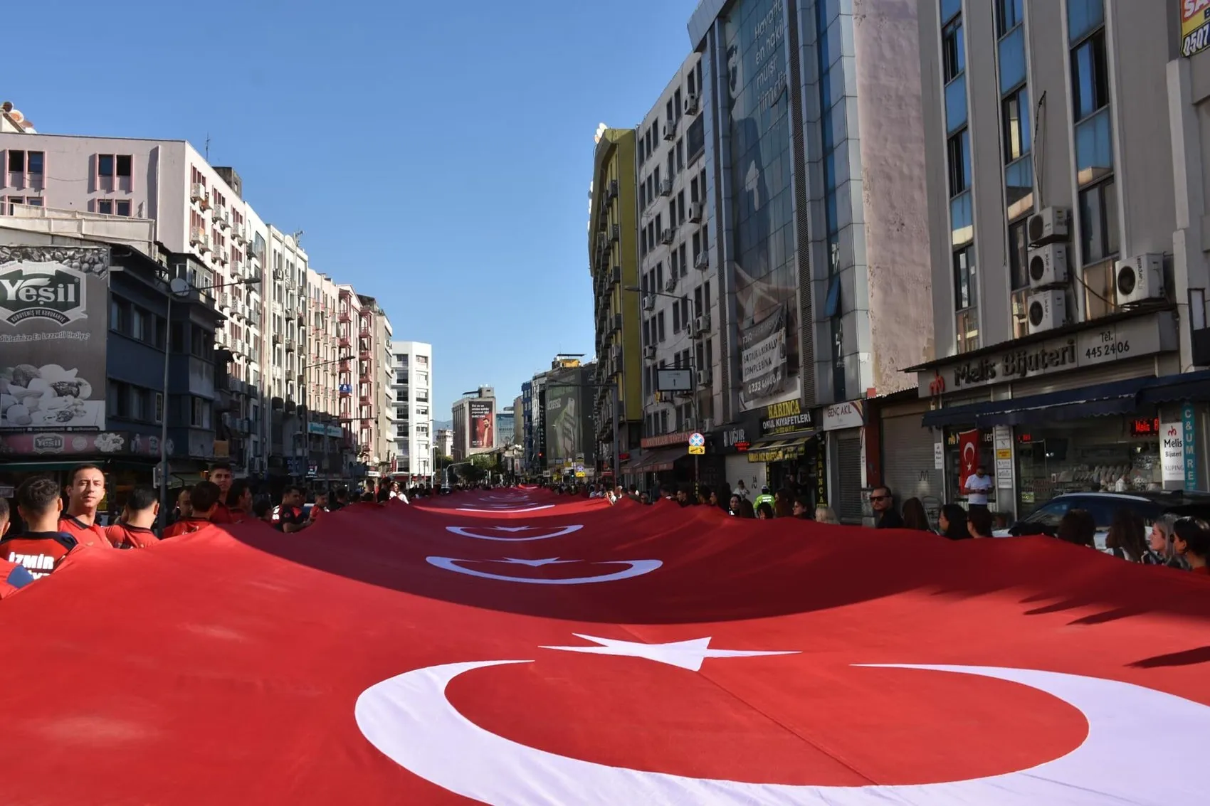 İzmir sokaklarında 350 metrelik dev gurur: 9 Eylül coşkusu zirveye taşındı