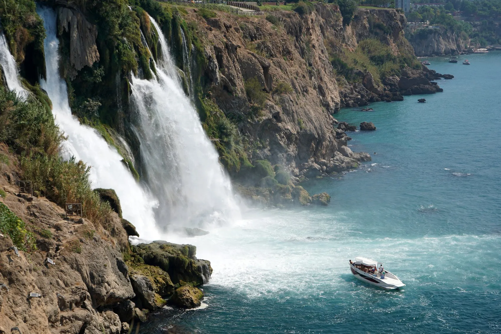 Antalya'nın kalbinde görsel şölen: 40 metrelik dev şelale turistleri büyüledi