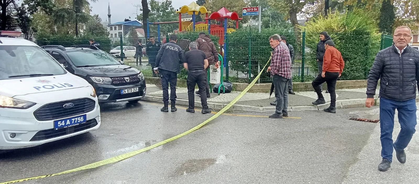 Akyazı'da kardeş kavgası kanlı bitti: Silahına sarılıp olay yerinden uzaklaştı