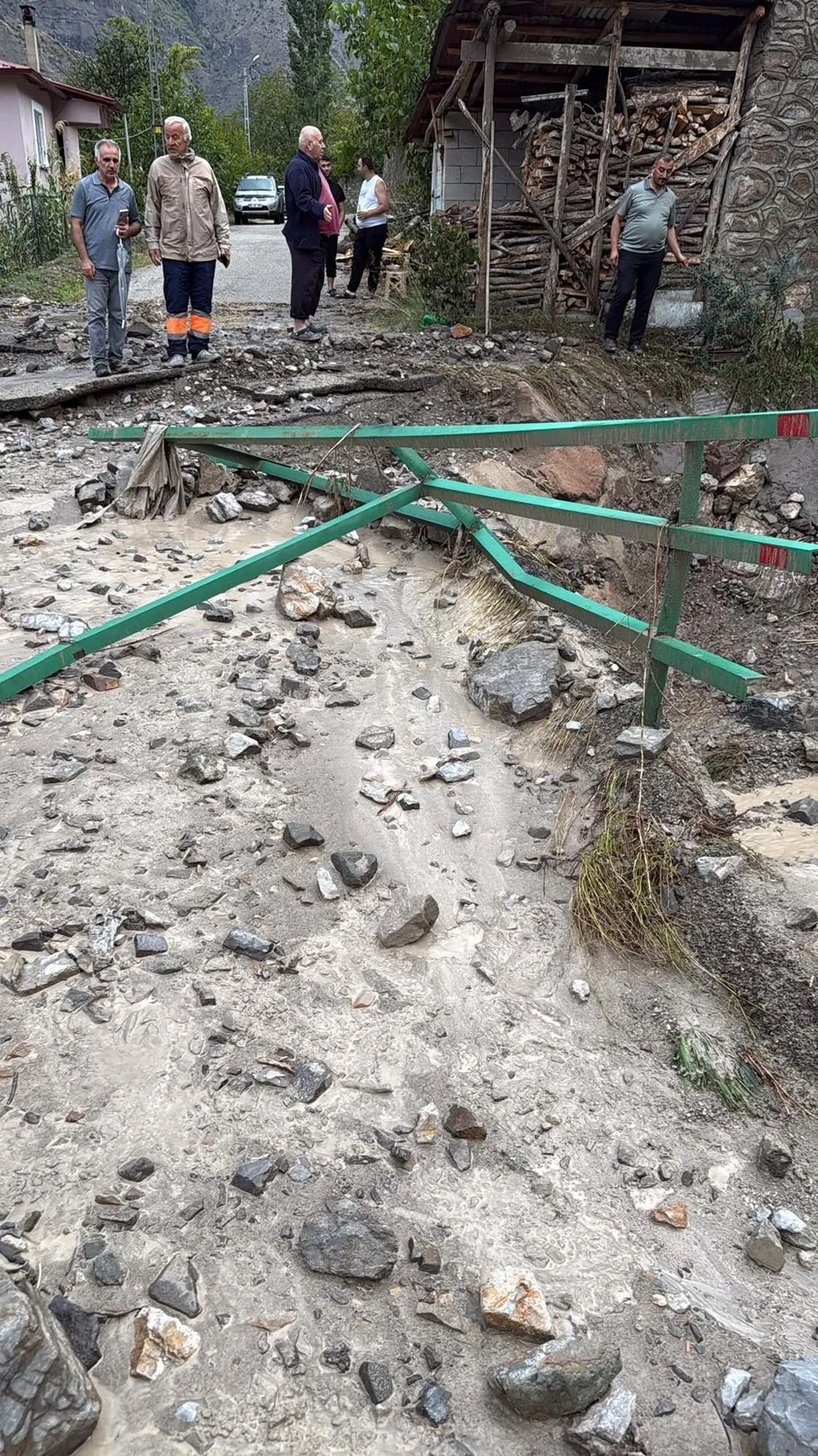 Erzurum'da aniden bastıran sağanak hayatı felç etti: Araçlar sulara gömüldü