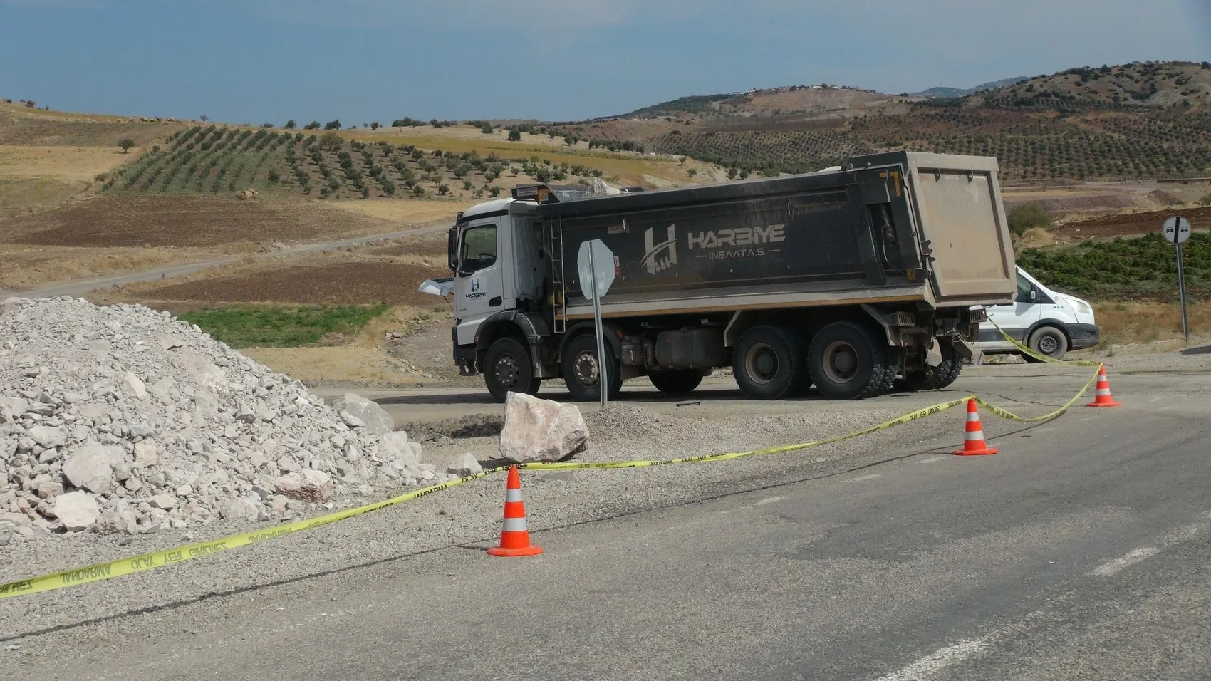 Şenlikçe köyünde dehşet anları: Hafriyat kamyonu ile ticari araç çarpıştı