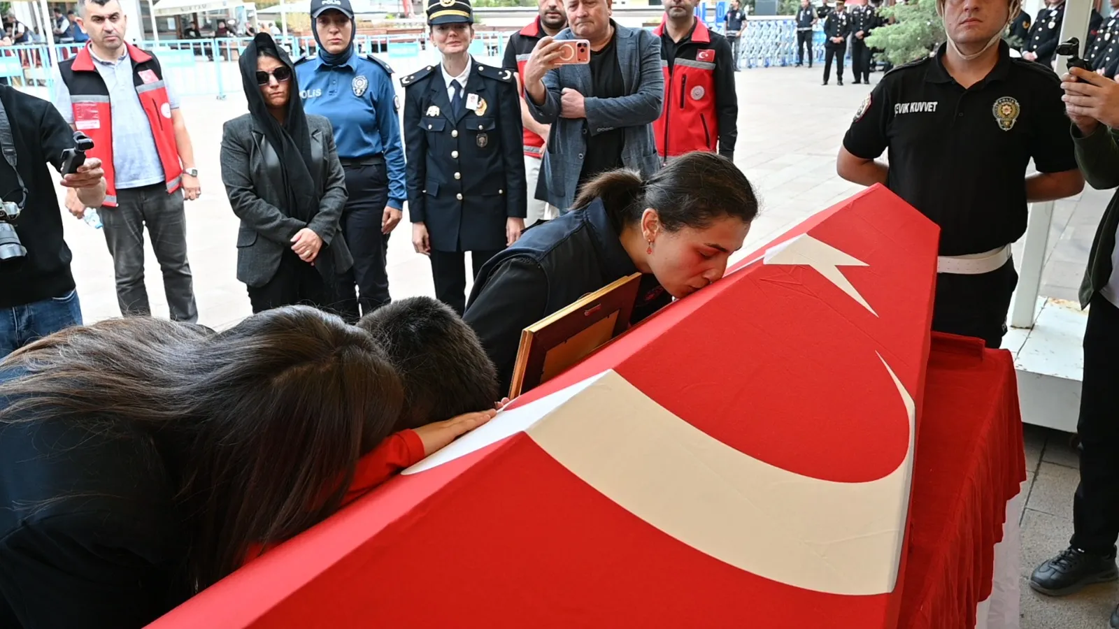 Görevi başında şehit düşen polis memuru Batuhan Sarıyalçınkaya son yolculuğuna uğurlandı