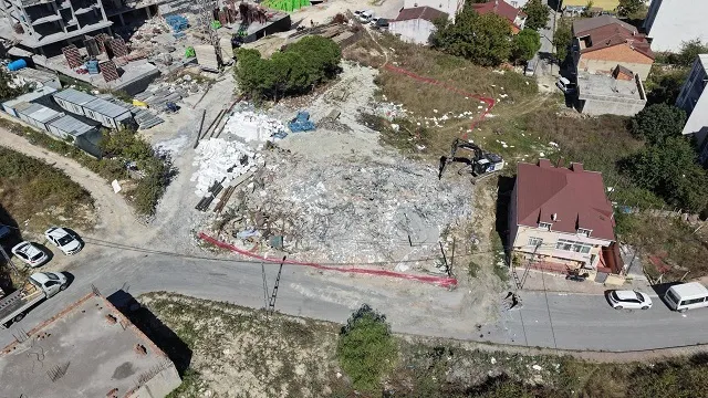 Arnavutköy’de eski binalar tarihe karışıyor: Depreme dayanıklı yeni bir yaşam yükseliyor