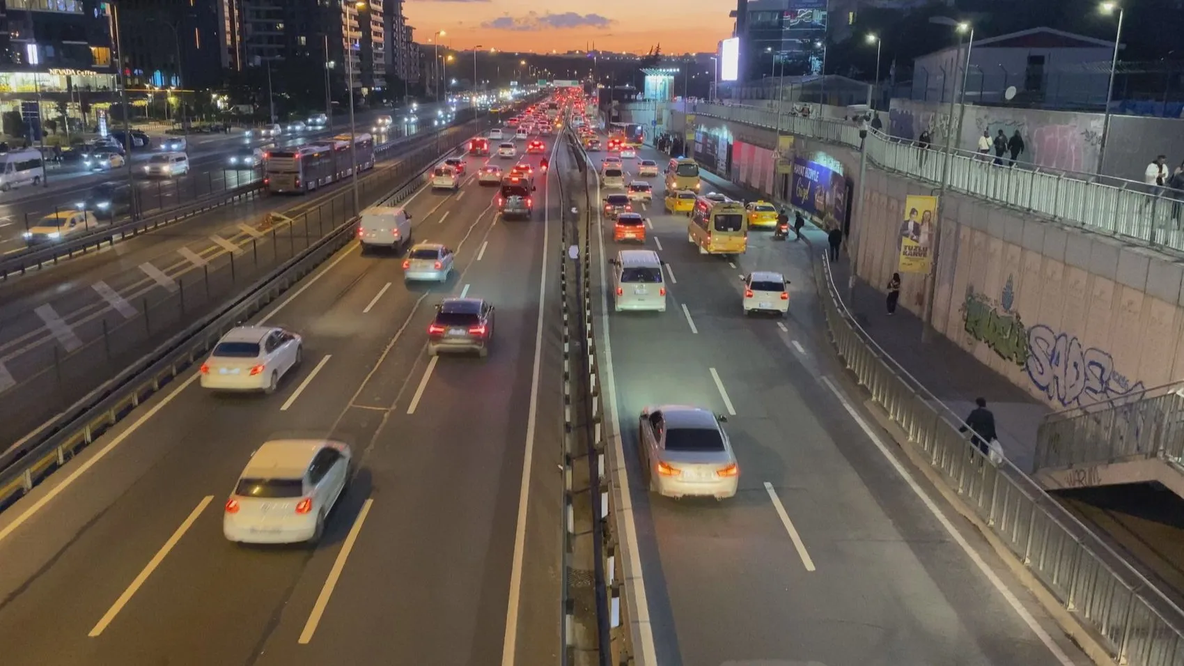 Megakentte akşam trafiği kilitlendi: İstanbullular yollarda mahsur kaldı