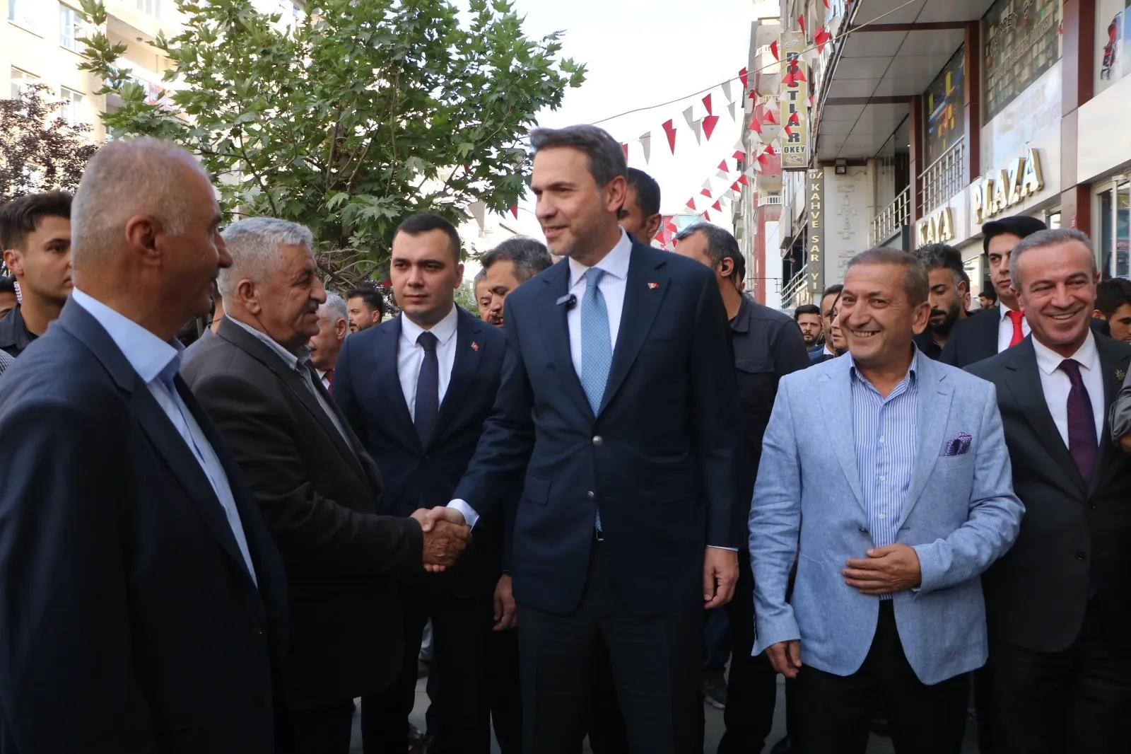 Hakkari'de maden müjdesi: Bakan Bayraktar esnafla çay içip gelecek planlarını anlattı