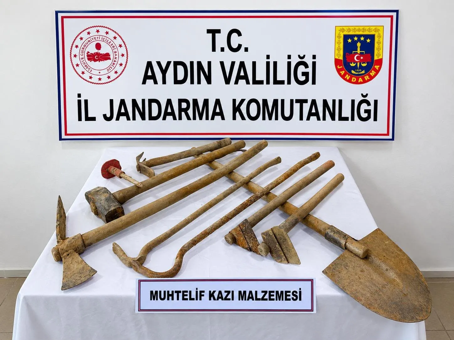 Çilek tarlasında define avı hüsranla bitti: Jandarmadan şafak operasyonu