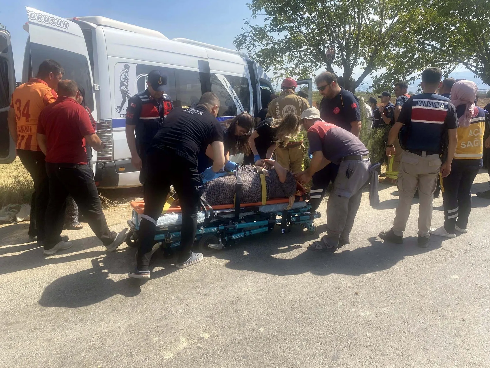 Alaşehir'de tarım işçilerini taşıyan minibüs kontrolden çıktı: 14 yaralı