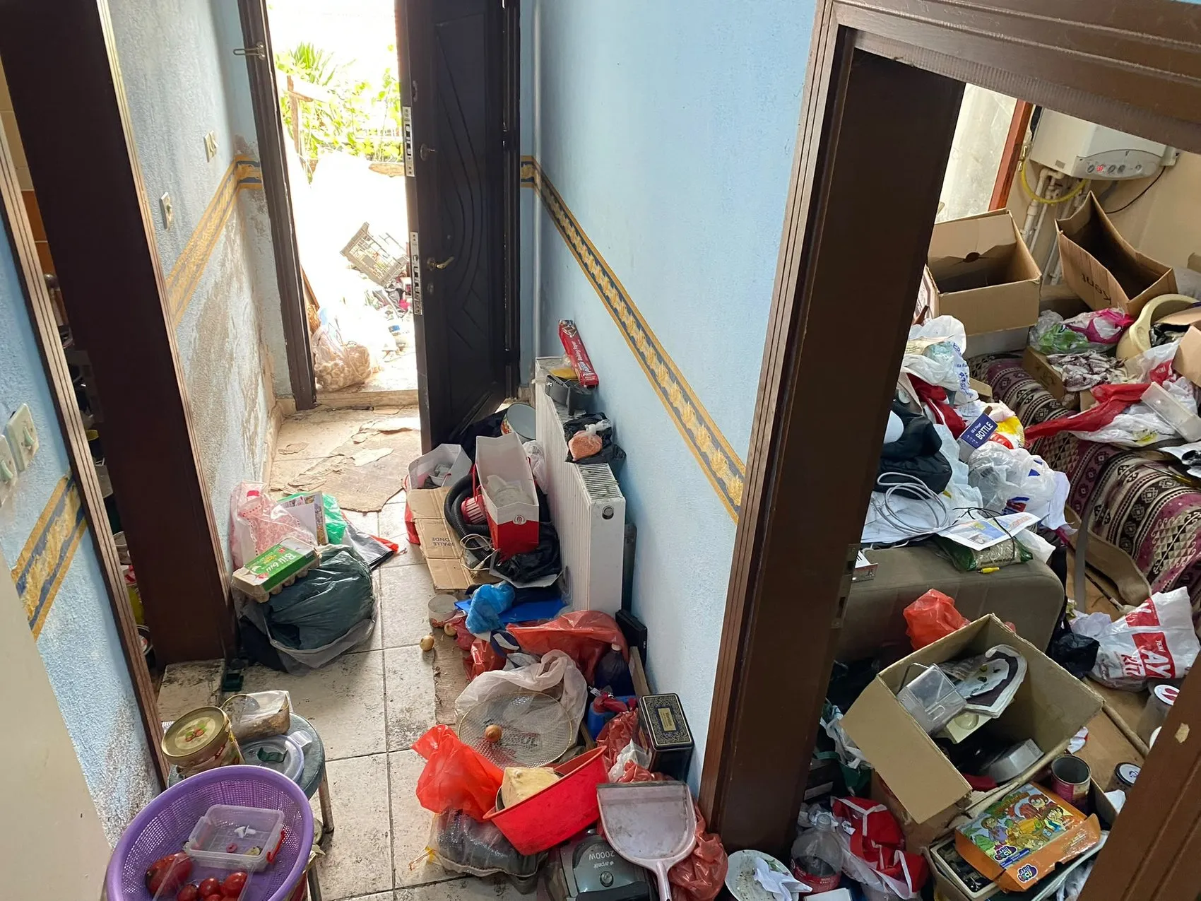 Amasya'da bir evden çıkanlar şoke etti: Tonlarca çöp biriktirmiş