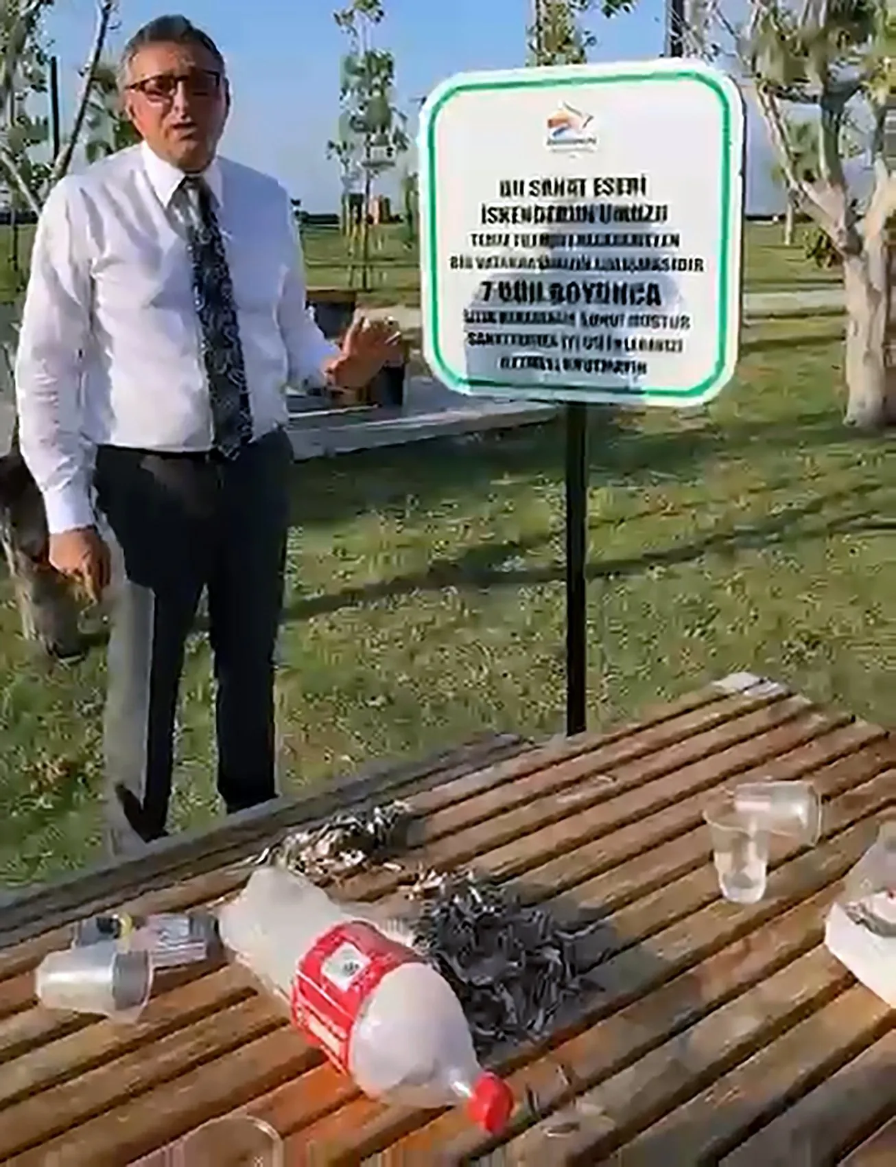 İskenderun sahilinde sıra dışı sergi: Çöp bırakanlara ironik gönderme