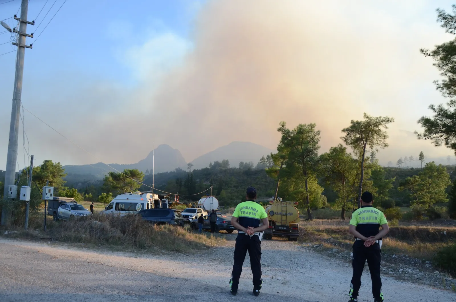 Antalya'nın ciğerleri yanıyor: Serik'te alevlerle zorlu mücadele
