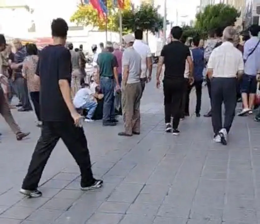 Esenler'de dehşet anları: Kamyonetle polisin üzerine sürdü, bıçakla saldırdı