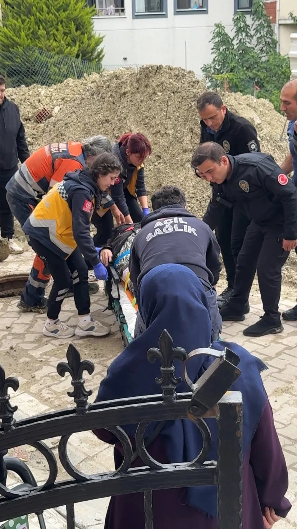 Avcılar'da yürüyüş yolu kabusa döndü: Rögar kapağı 76 yaşındaki kadını yuttu