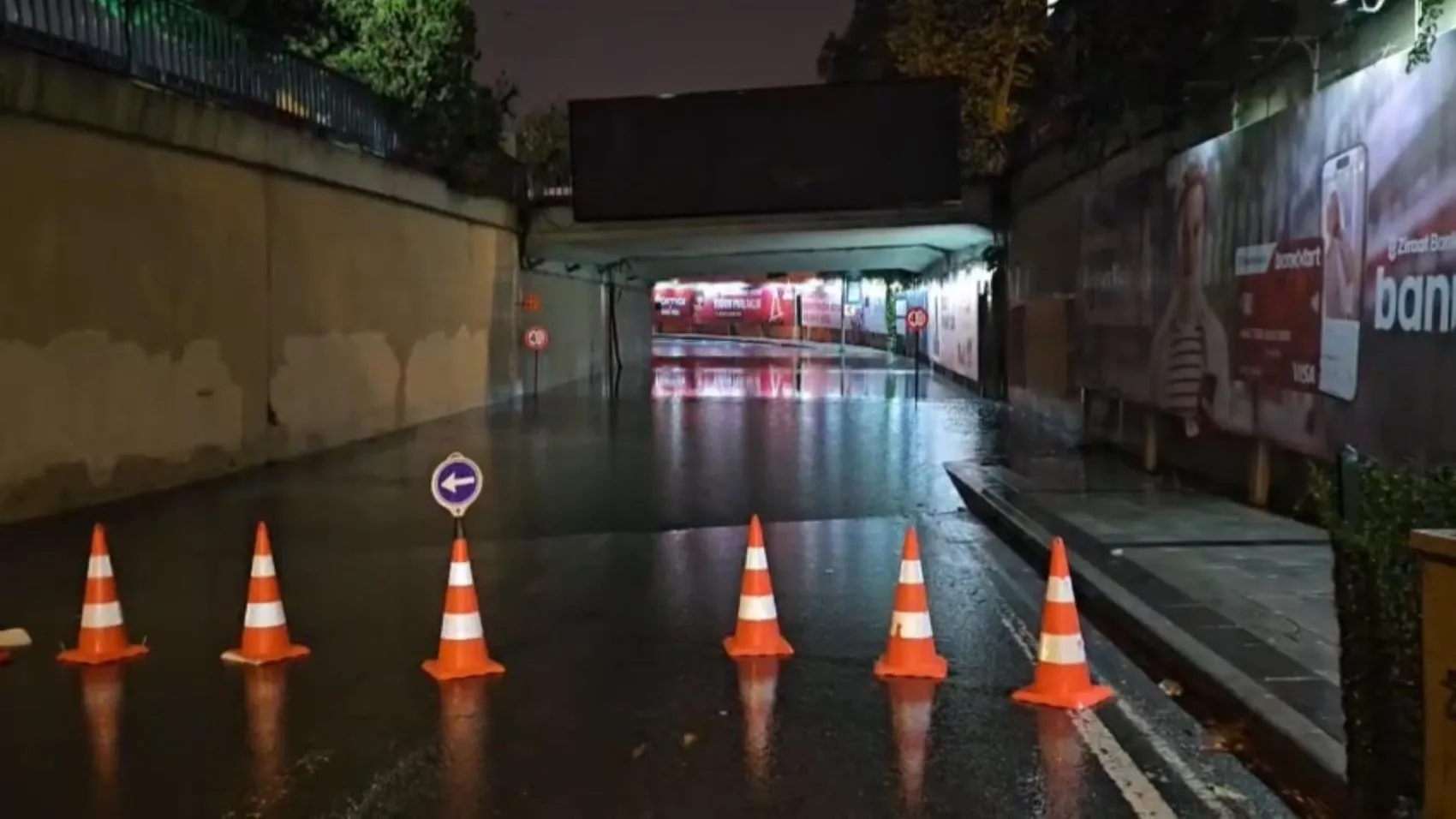 İstanbul'da gece mesaisi: Sağanak yolları göle çevirdi, araçlar çukurlara saplandı