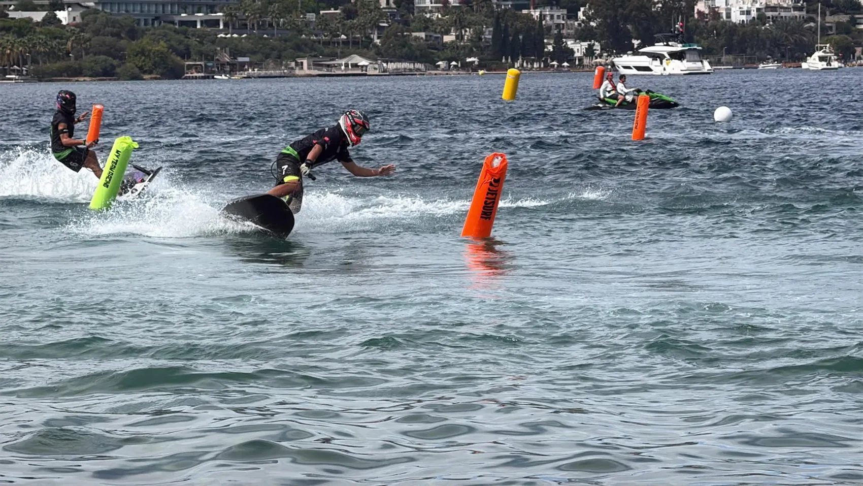 Bodrum'un mavi sularında adrenalin zirve yaptı: 80 sporcu dalgalara meydan okuyor