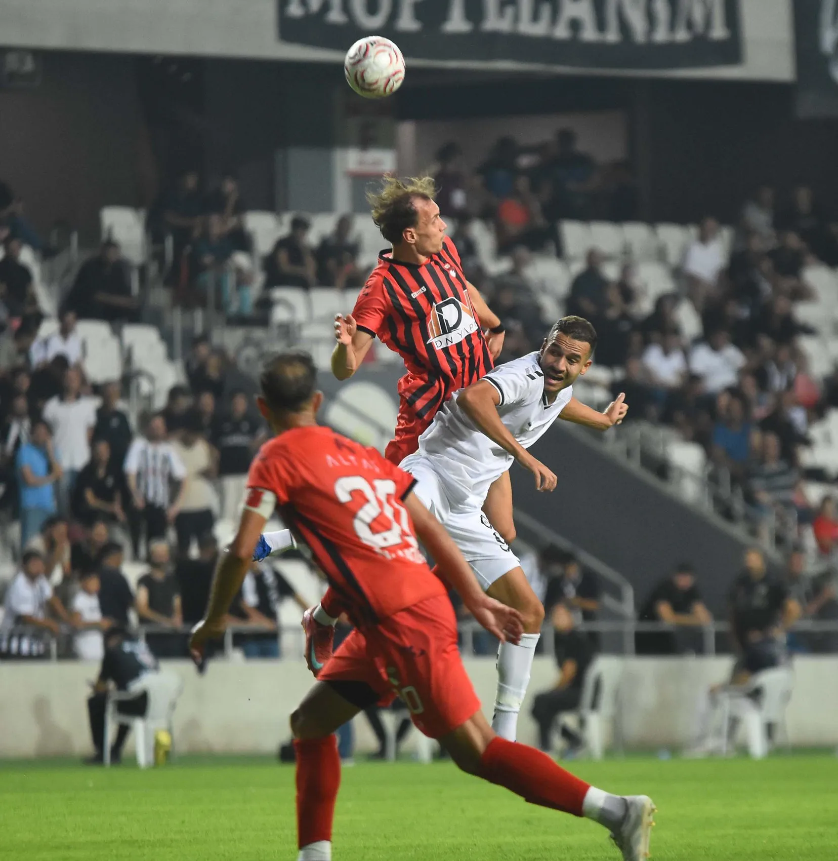 İzmir'in genç yetenekleri sahne aldı: Altay'da yeni dönem alkışlarla başladı