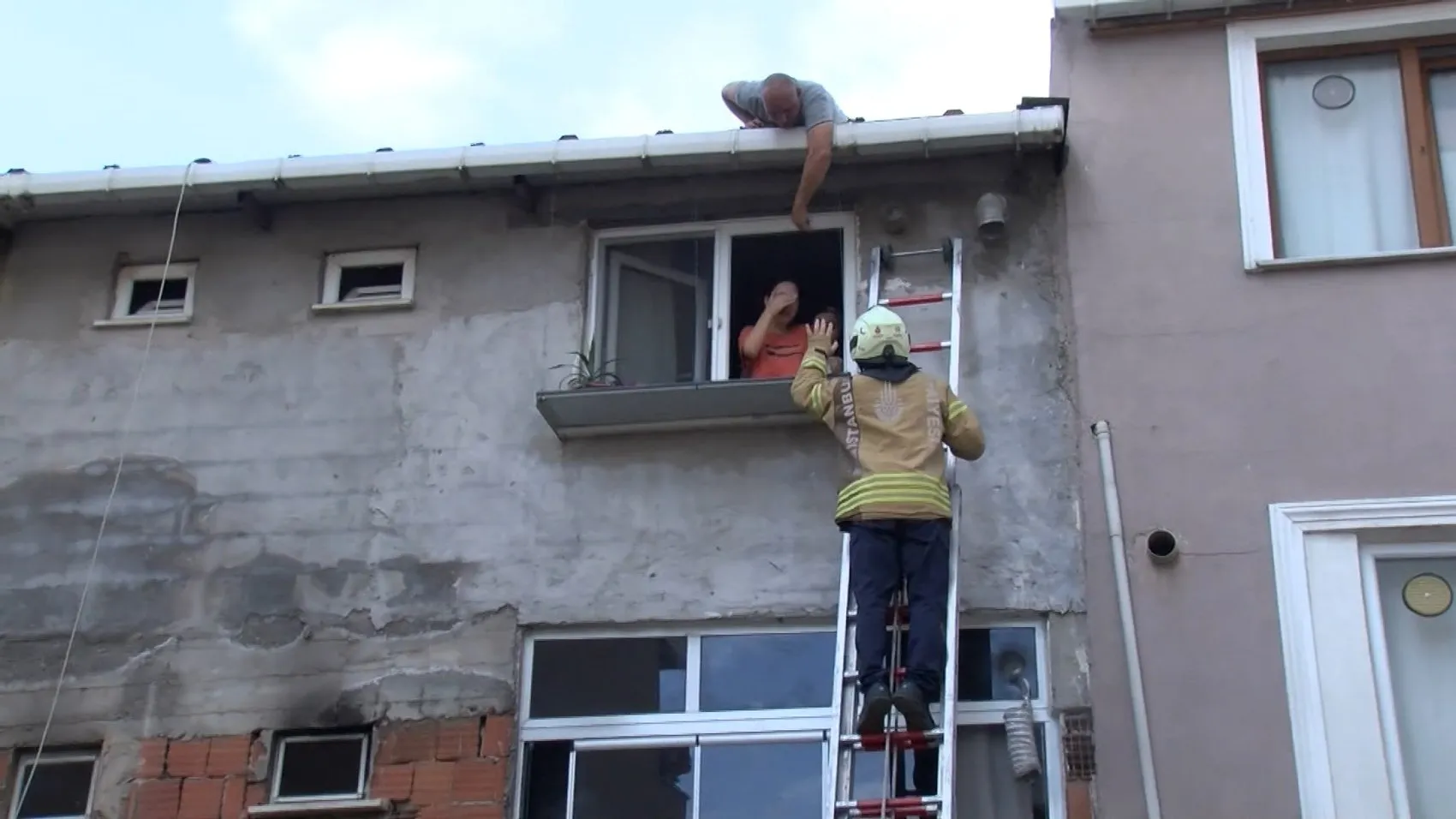 Kartal'da korku dolu anlar: Alevlerin arasında kalan iki kişi son anda kurtarıldı