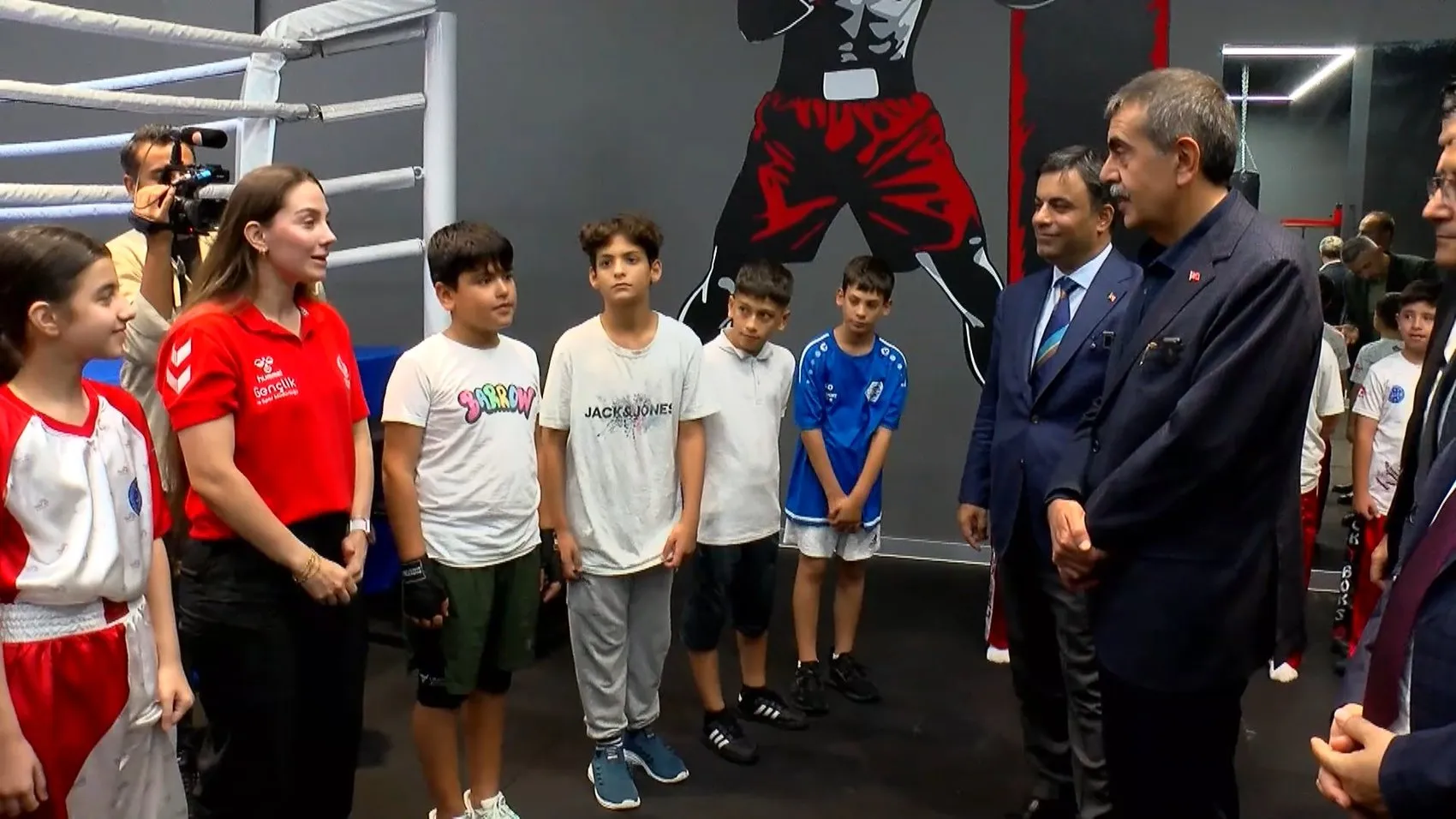 Bakan Tekin'in Bağcılar mesaisi: Genç sporcularla bir araya geldi