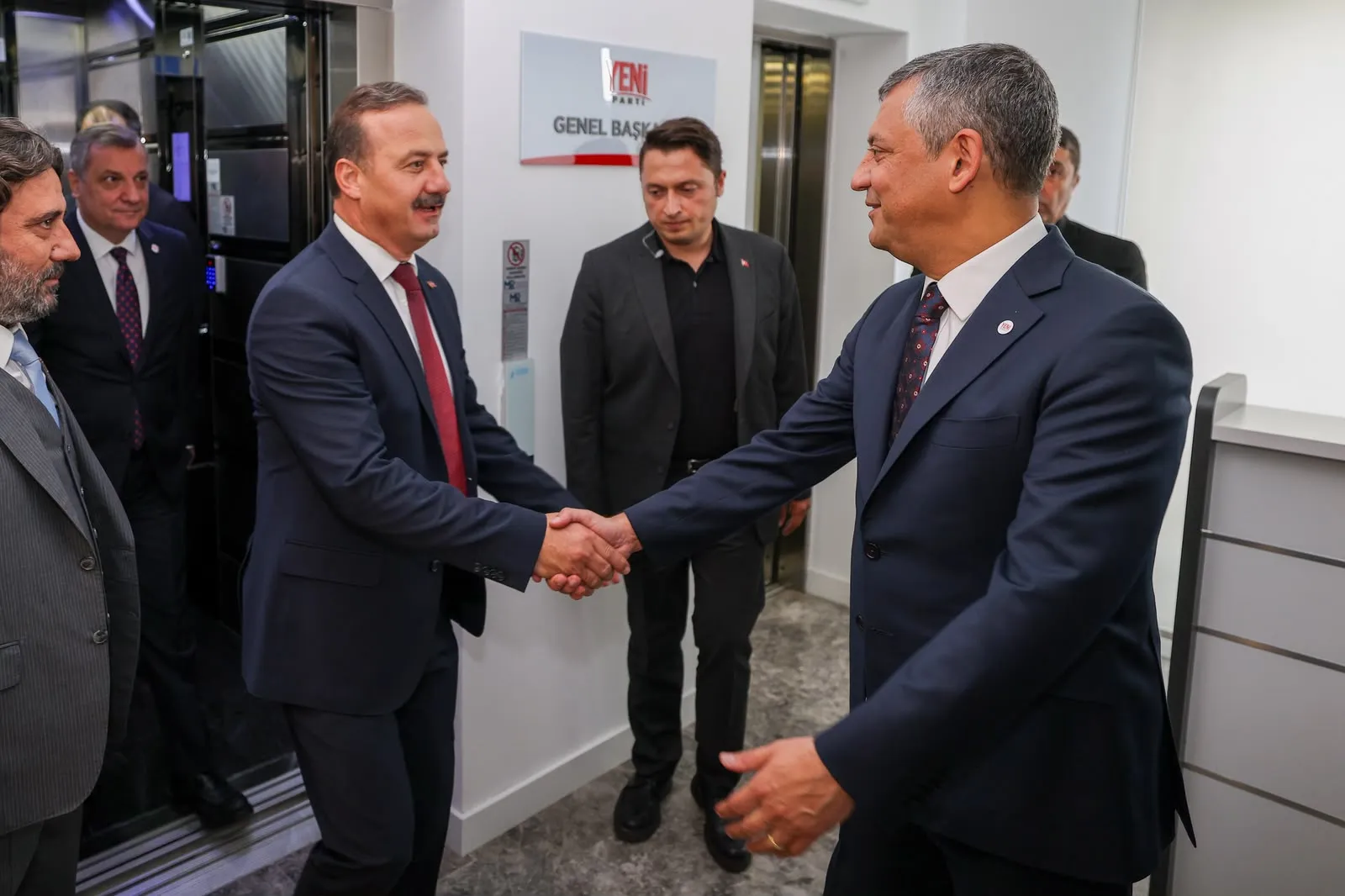 Özgür Özel'den Mansur Yavaş'ın ayrılık kararına net mesaj: Siyasi tercihlerine saygımız tam