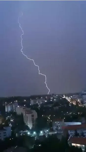 Başkentte geceyi gündüze çeviren doğa olayı: Ankara şimşeklerle sarsıldı