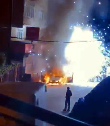 Avcılar'da geceyi aydınlatan korku dolu anlar: Park halindeki araç küle döndü