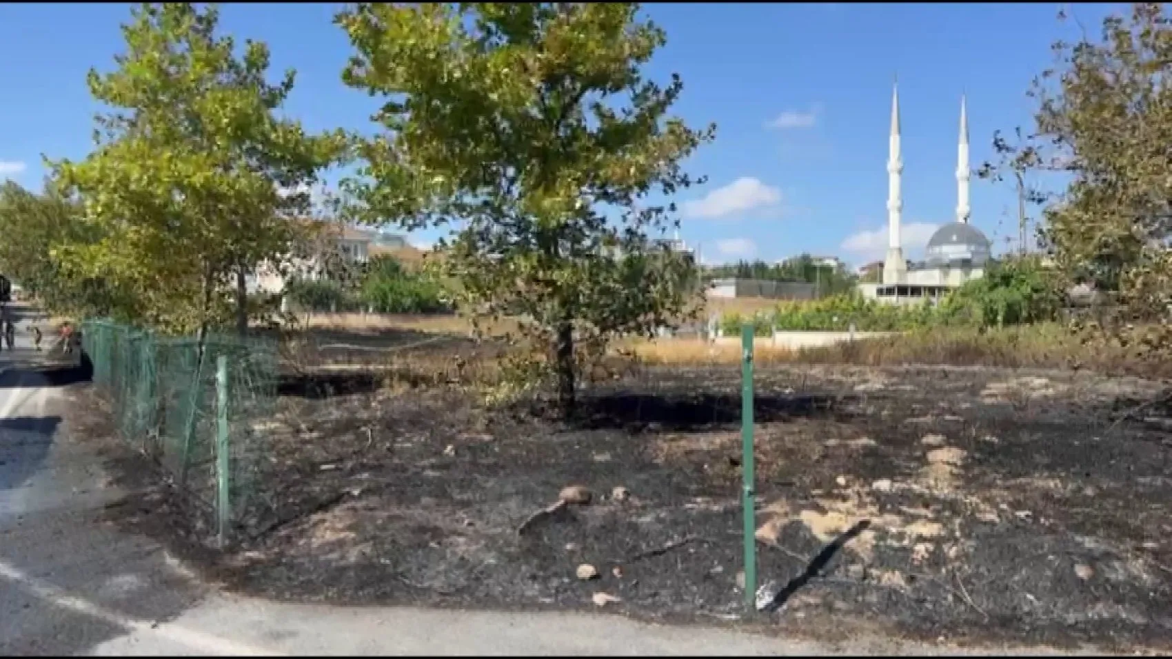 Beylikdüzü'nde korkutan anlar: Otluk alandaki alevler park halindeki aracı yuttu