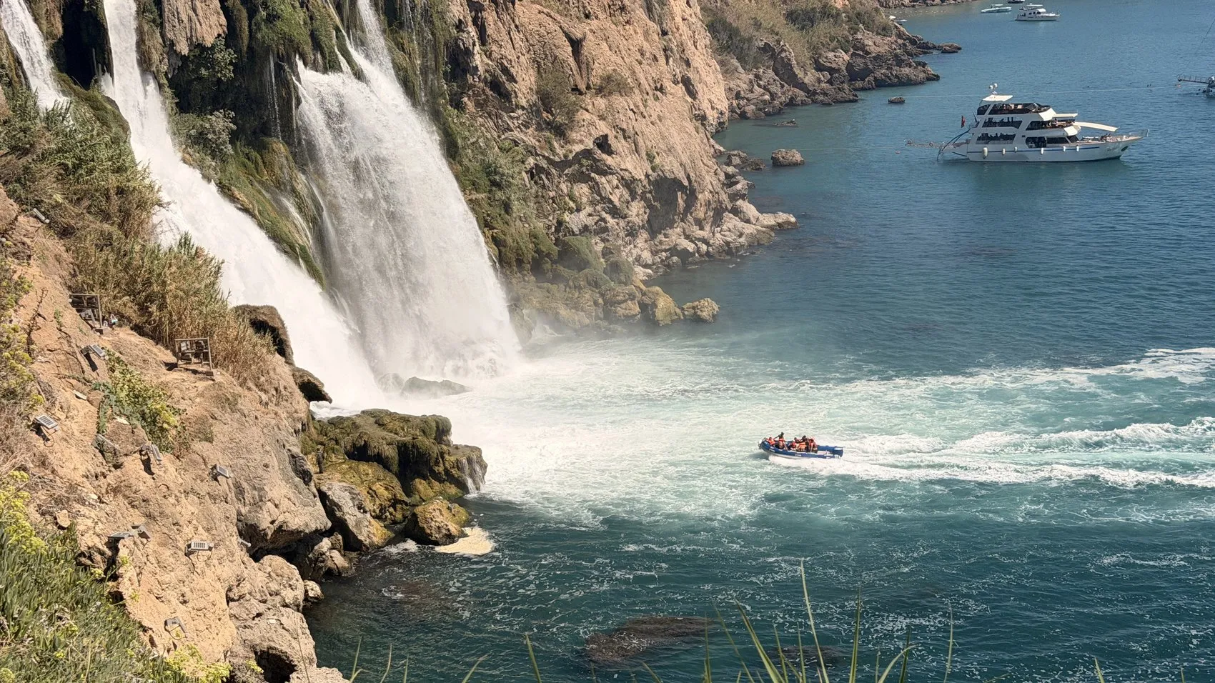 Antalya'nın simgesinde adrenalin dolu anlar: Şelalenin altına kadar girdiler