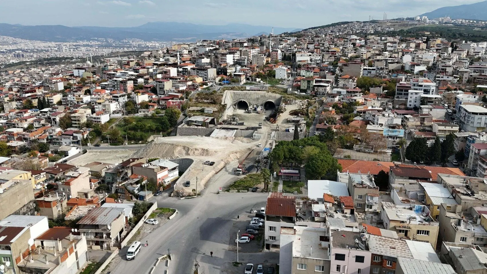 Buca'da tünel inşaatı mahalle kültürünü bitirdi: Esnaf kepenk kapatıyor, sakinler korku içinde