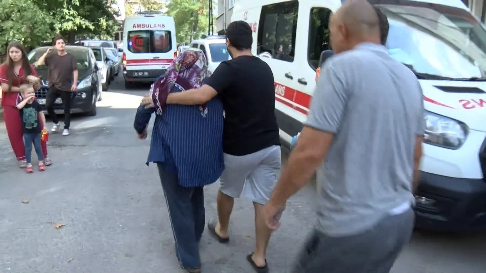 Kartal'da korku dolu anlar: Alevlerin arasında kalan iki kişi son anda kurtarıldı