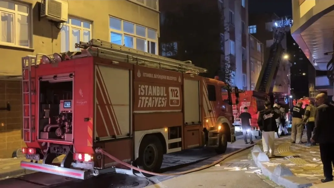 Esenler'de gece yarısı korkutan alevler: Boş binada yangın paniği