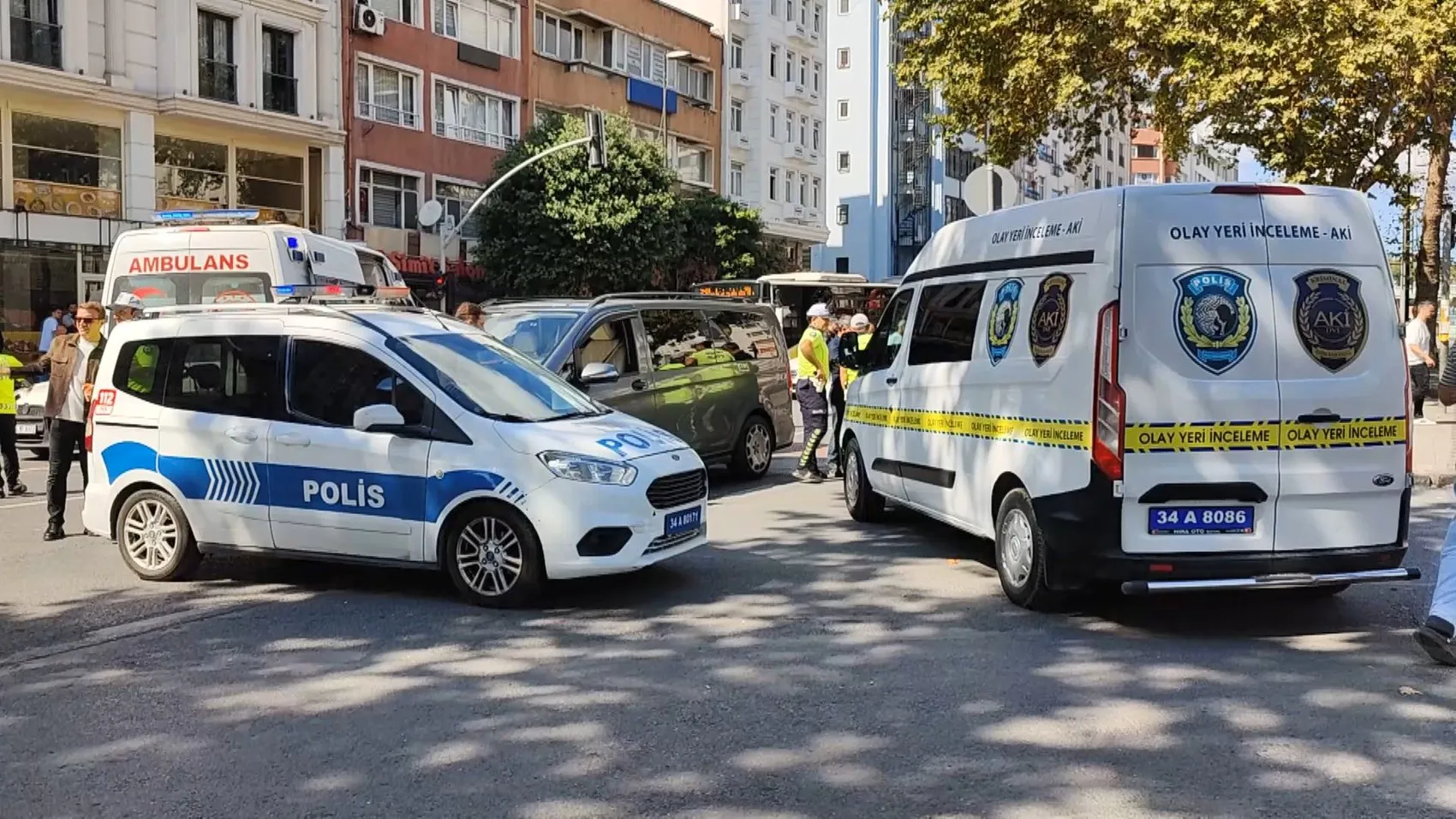 Aksaray'da dehşet anları: Kırmızı ışıkta karşıya geçmek isteyen gence iki minibüs çarptı