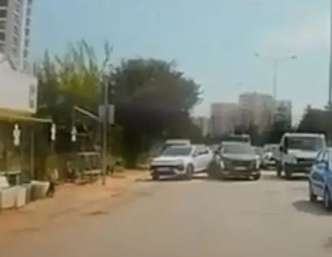 Adana'da saniyelerle gelen mucize: Kontrolden çıkan otomobil dehşet saçıyordu