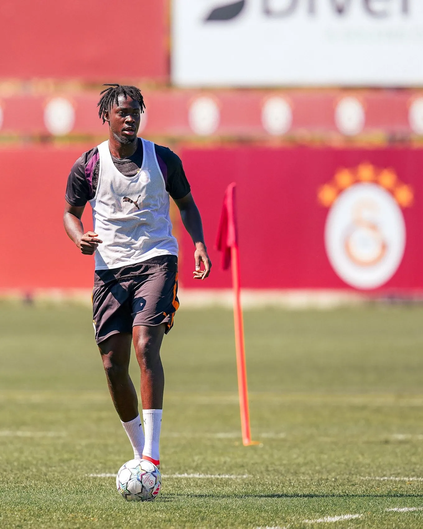 Galatasaray'da gözler yeni transferde: Bitshiabu ilk sınavını verdi