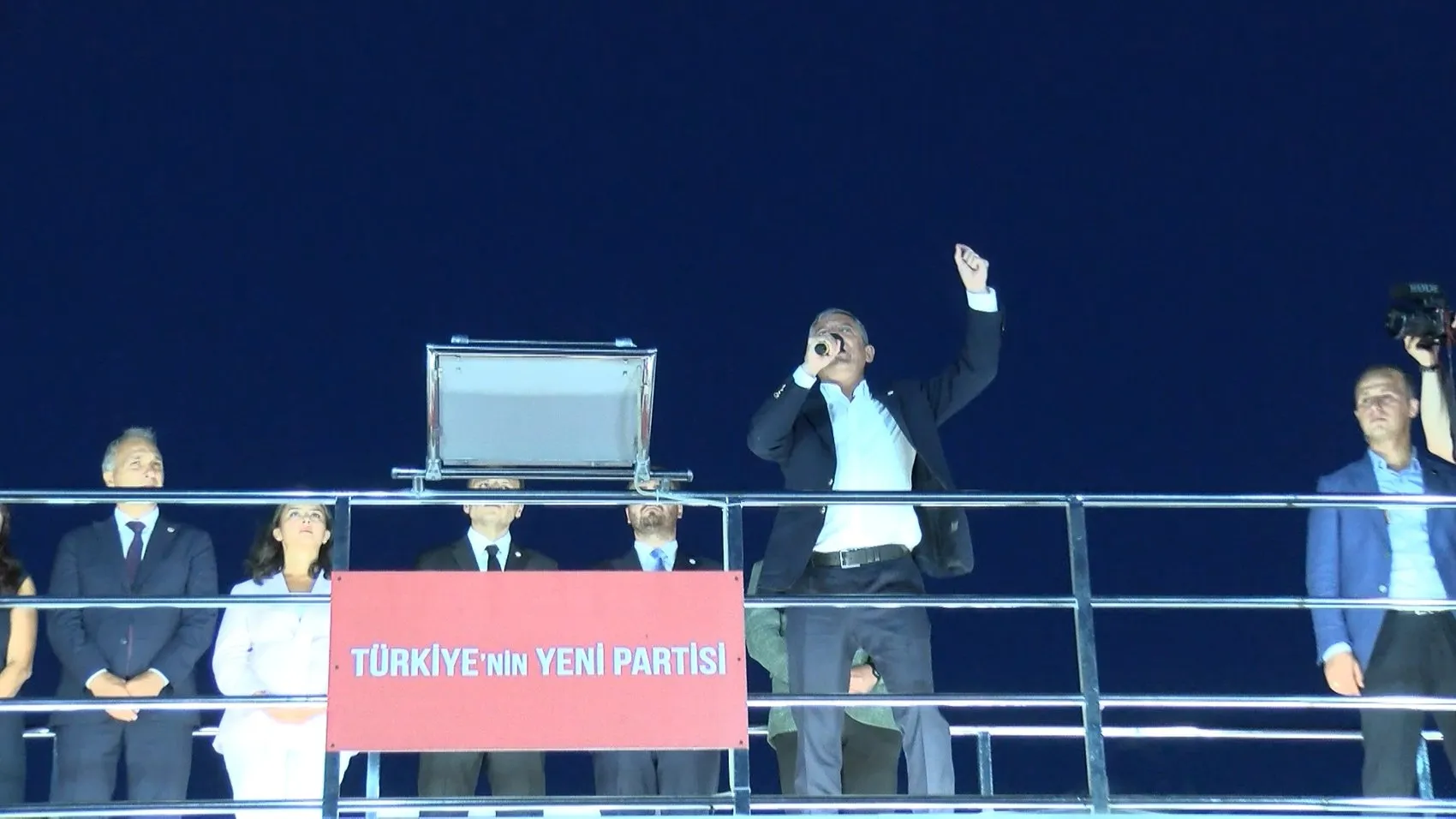 Üsküdar’da adalet nöbeti: Özgür Özel’den tutuklama kararına sert tepki