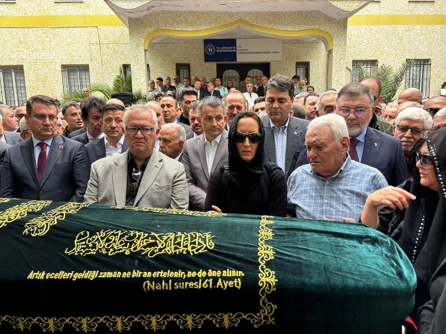 İzmir siyasetinde hüzünlü veda: Burhan Özfatura son yolculuğuna uğurlandı