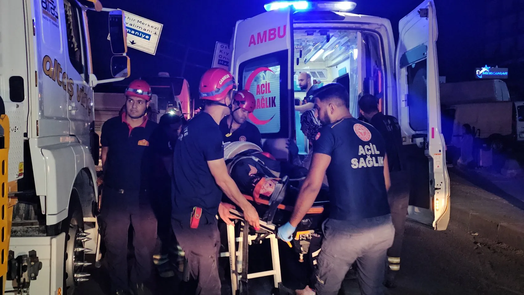 Adana'da gece yarısı dehşeti: Otobüs demir yığınına döndü
