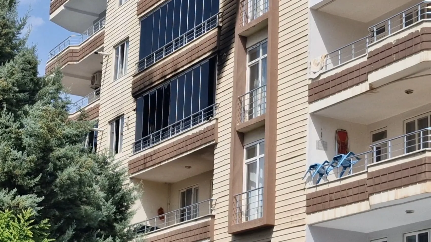 Diyarbakır'da korku dolu anlar: 9 katlı binada mahsur kalanlar merdivenle kurtarıldı